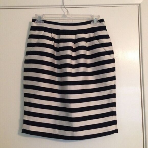 Banana Republic black & Ivory stripe tulip skirt 0 - Picture 2 of 2